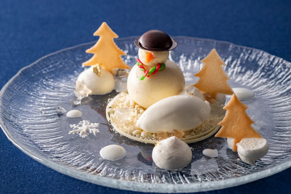 デザート：雪だるまに見立てた洋梨ムース～なにわワインたまごの濃厚バニラアイスを添えて～