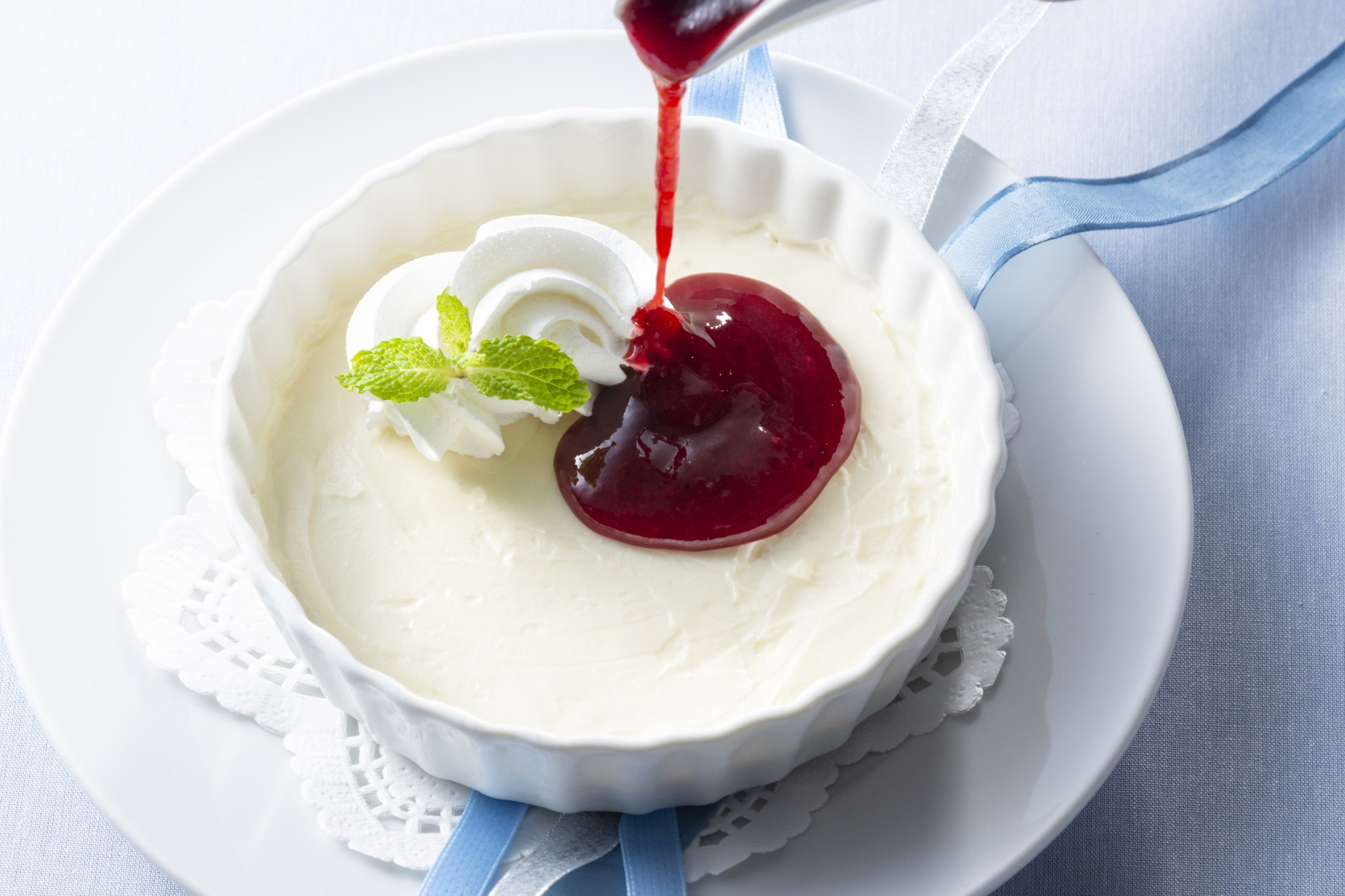 【1月デザート】レアチーズケーキ～ミックスベリーソース～