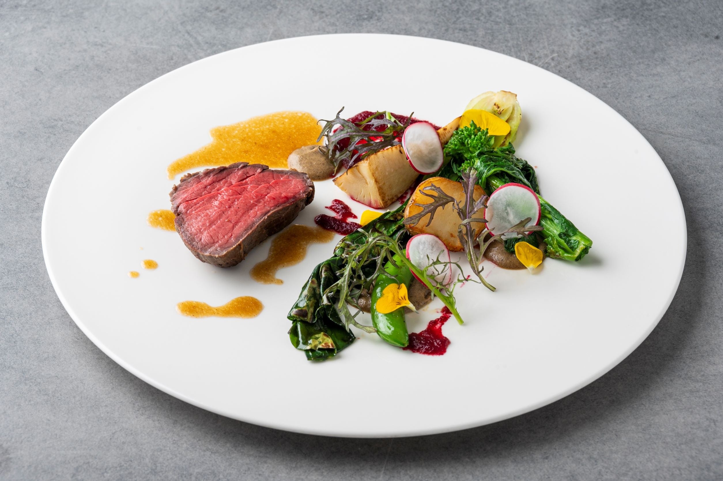 【Dinner】和牛ランプ肉のロースト 新たまねぎとビーツのソース