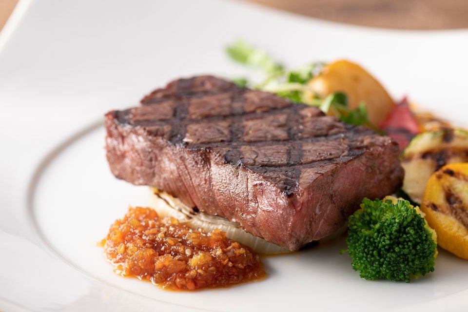 大阪産なにわ黒牛のステーキとグリルドベジタブル オリエンタルソース