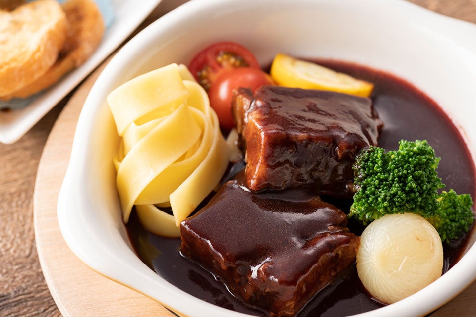 大阪産なにわ黒牛の赤ワイン煮込み マッシュポテトとカンパーニュ添え　