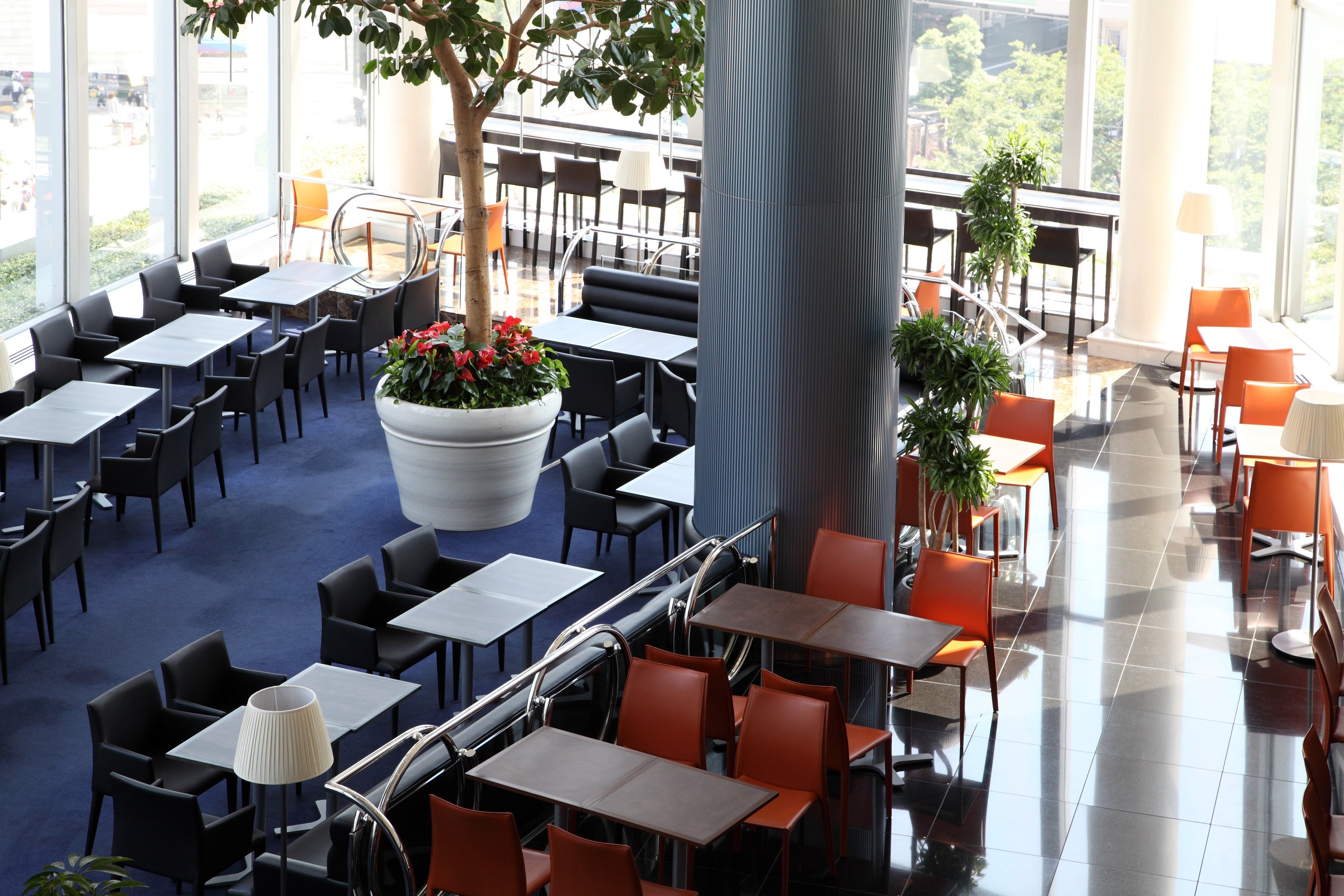 ラウンジ「エスタシオン カフェ」店内