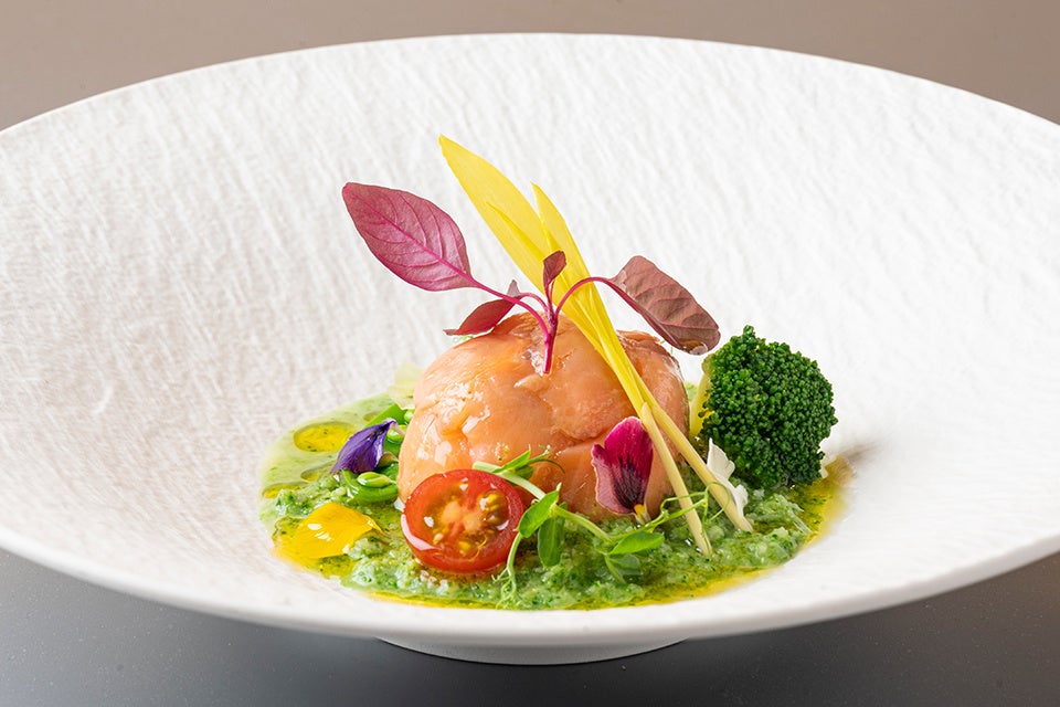 庄内産サクラマスの燻製と半澤鶏卵の「スモッち」 季節野菜とブロッコリーのソース
