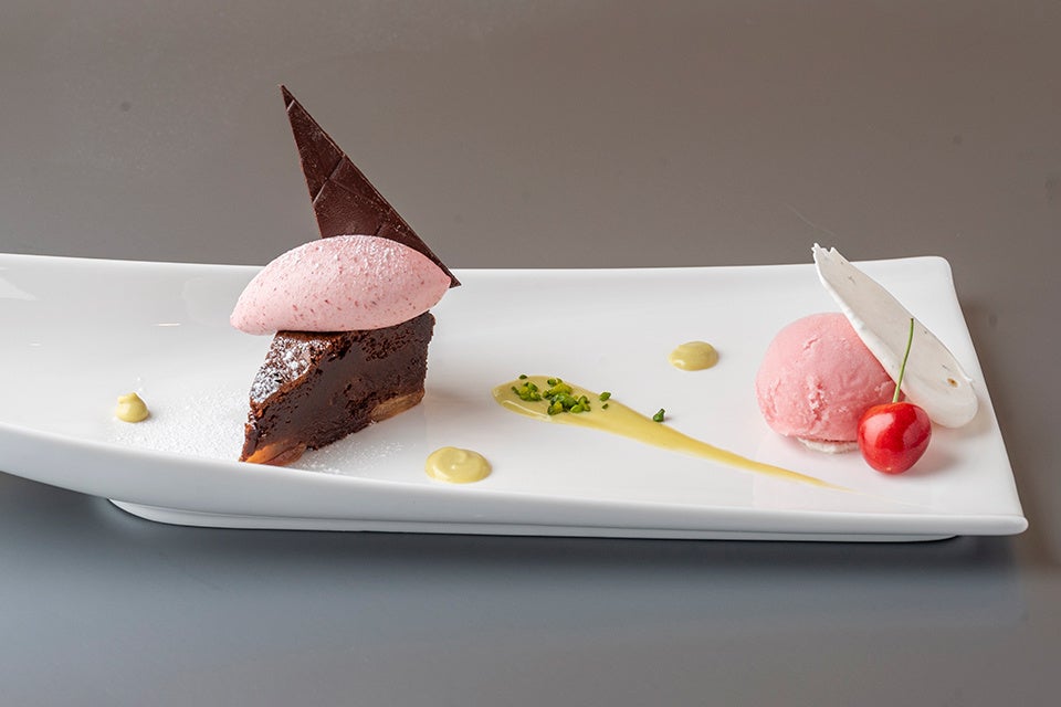 山形さくらんぼのガトーショコラと グリオットチェリークリーム 佐藤錦のソルベ ピスタチオのアクセント