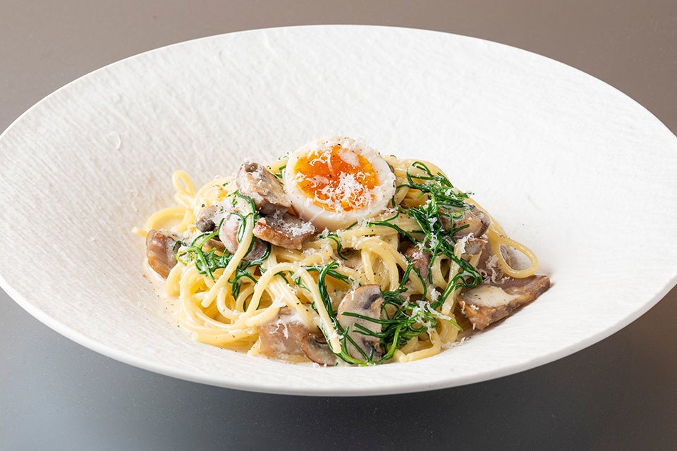 米沢の天元豚のパンチェッタと舟形マッシュルーム のカルボナーラ スモッち卵とおかひじき添え