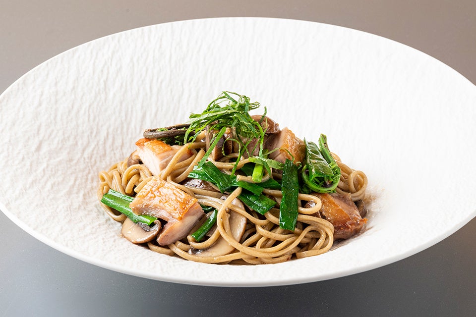 「さくらんぼ果汁を飲んで育った さくらんぼ鶏」と 舟形マッシュルーム 大葉香る和風月山そばパスタ リングイネ