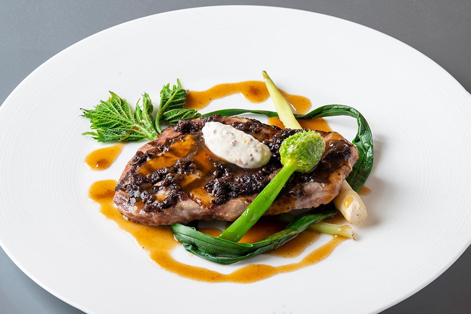 クランベリークリームとオリーブをナッペした 天元豚の網焼き サワークリームとマスタードのフォンダン添え