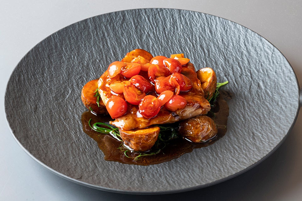 山形さくらんぼ鶏のコンフィー さくらんぼと赤ワインのソース