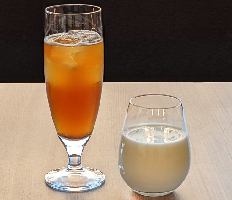 クラフトコーラ「ENCOLA」(左)と「ラッシー」(右)