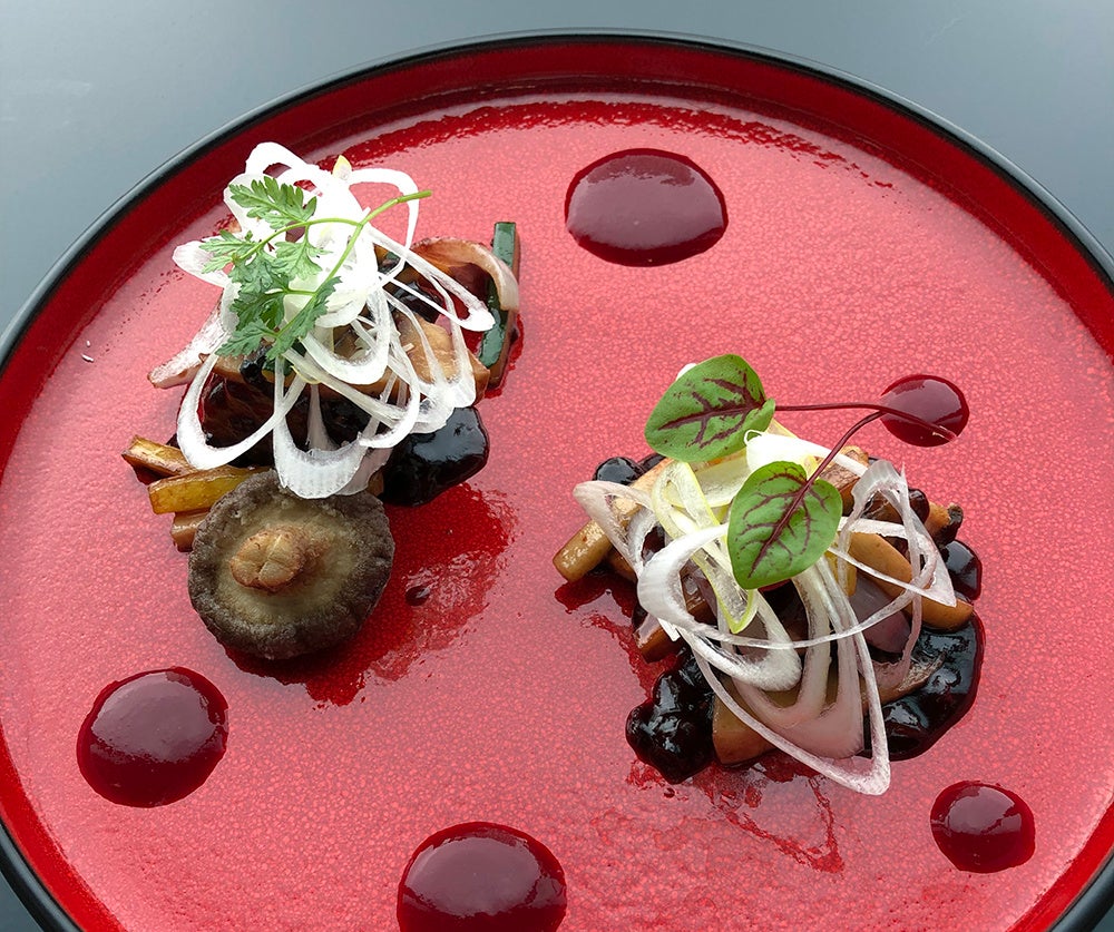 「鹿児島黒豚とブリ 黒酢とベリーのソース」イメージ