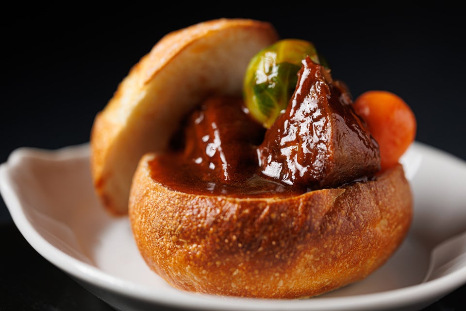 桐生酵母パンの器に入れた“なにわ黒牛”の赤ワインシチュー　イメージ