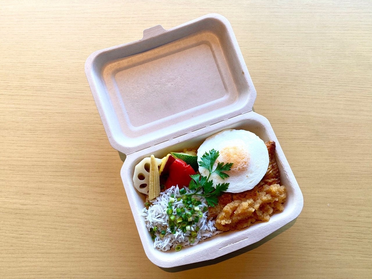 九州産ちりめんジャコのスパイシーガーリックピラフ 桜島鶏のローストとフライエッグ添え