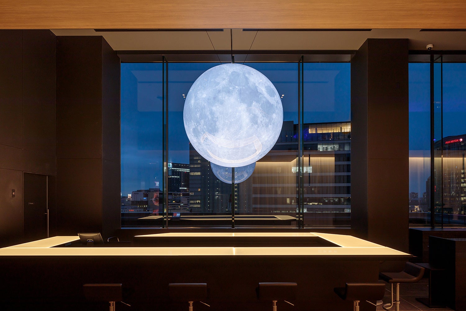 ロビーにあるホテルのシンボル・月のオブジェ