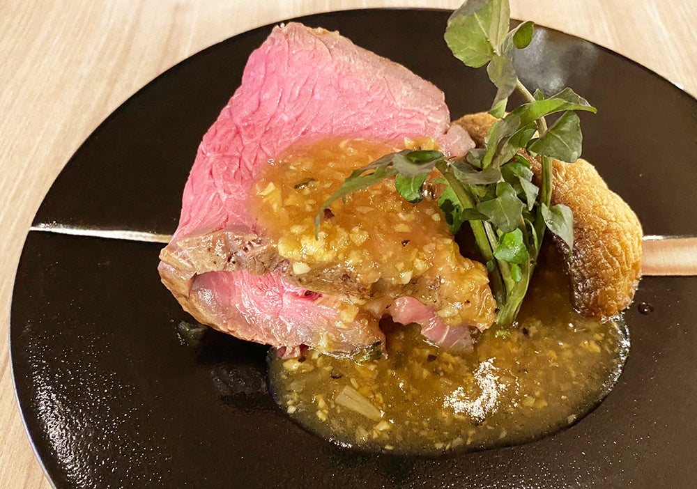 「ローストビーフ ジャンボマッシュルームのオーブン焼き ブラックペッパーソースで」イメージ