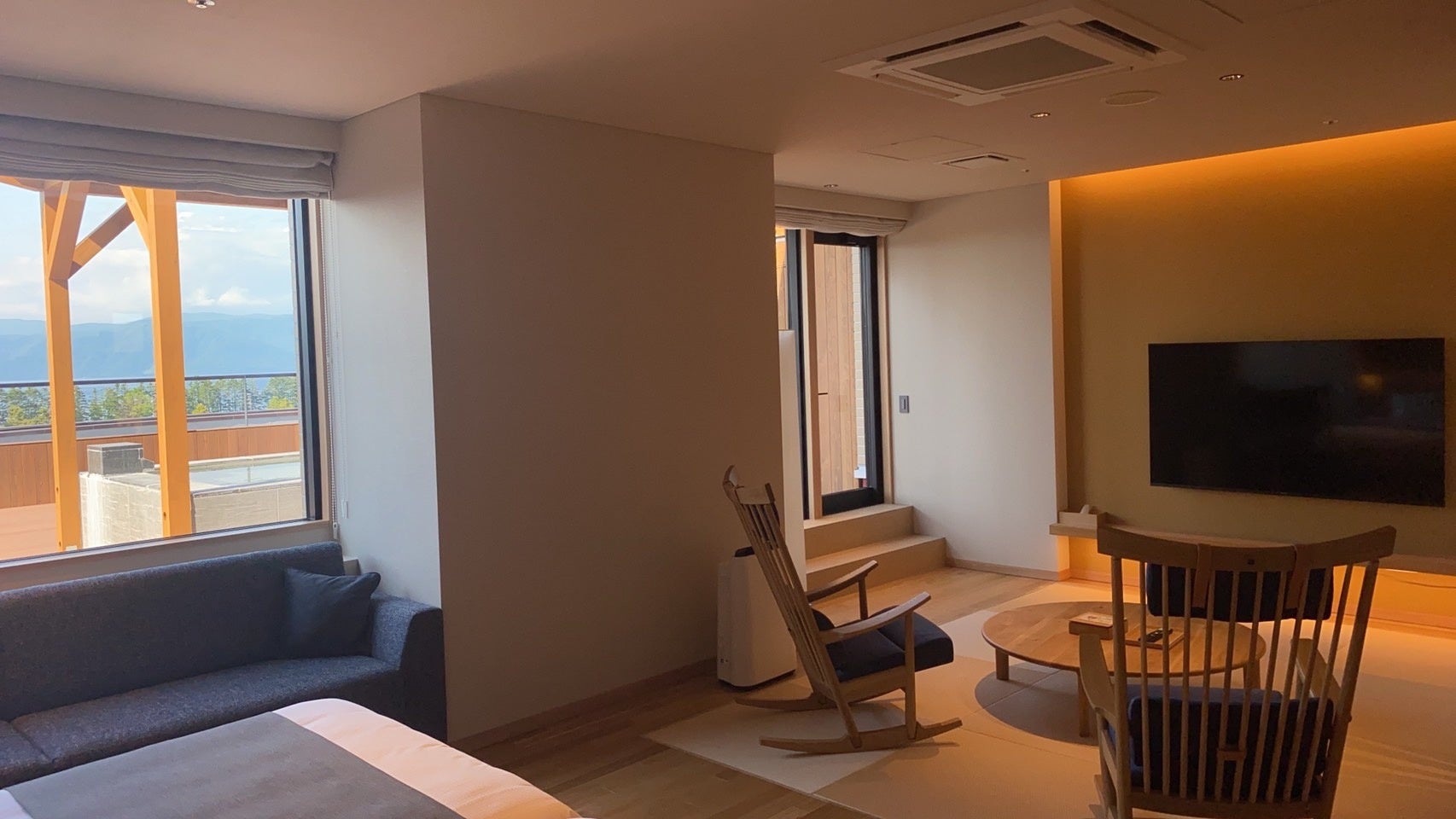 温泉露天風呂付和洋室　（湖側）