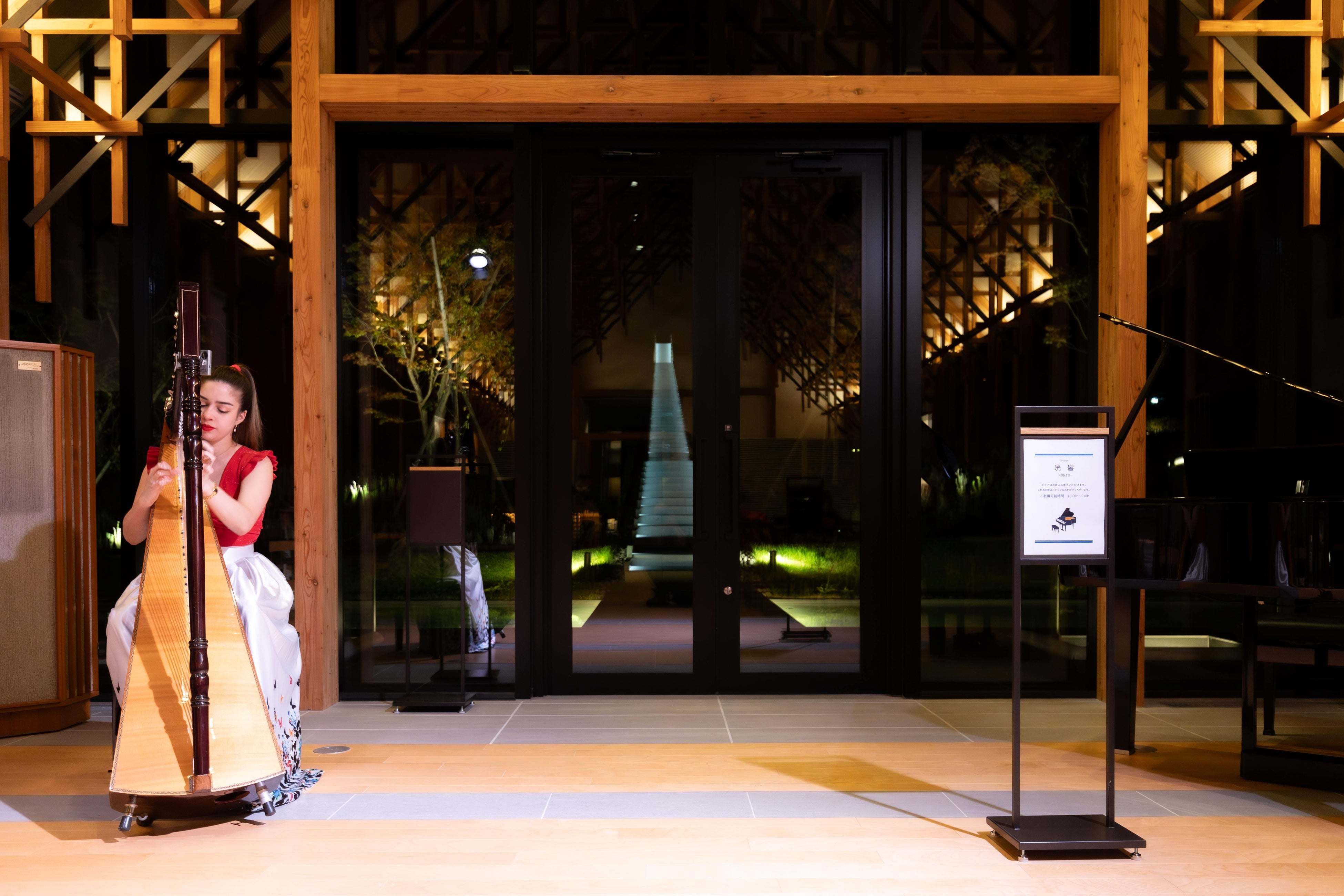 水のラウンジ「洸響」で開催されるパラグアイハープの演奏