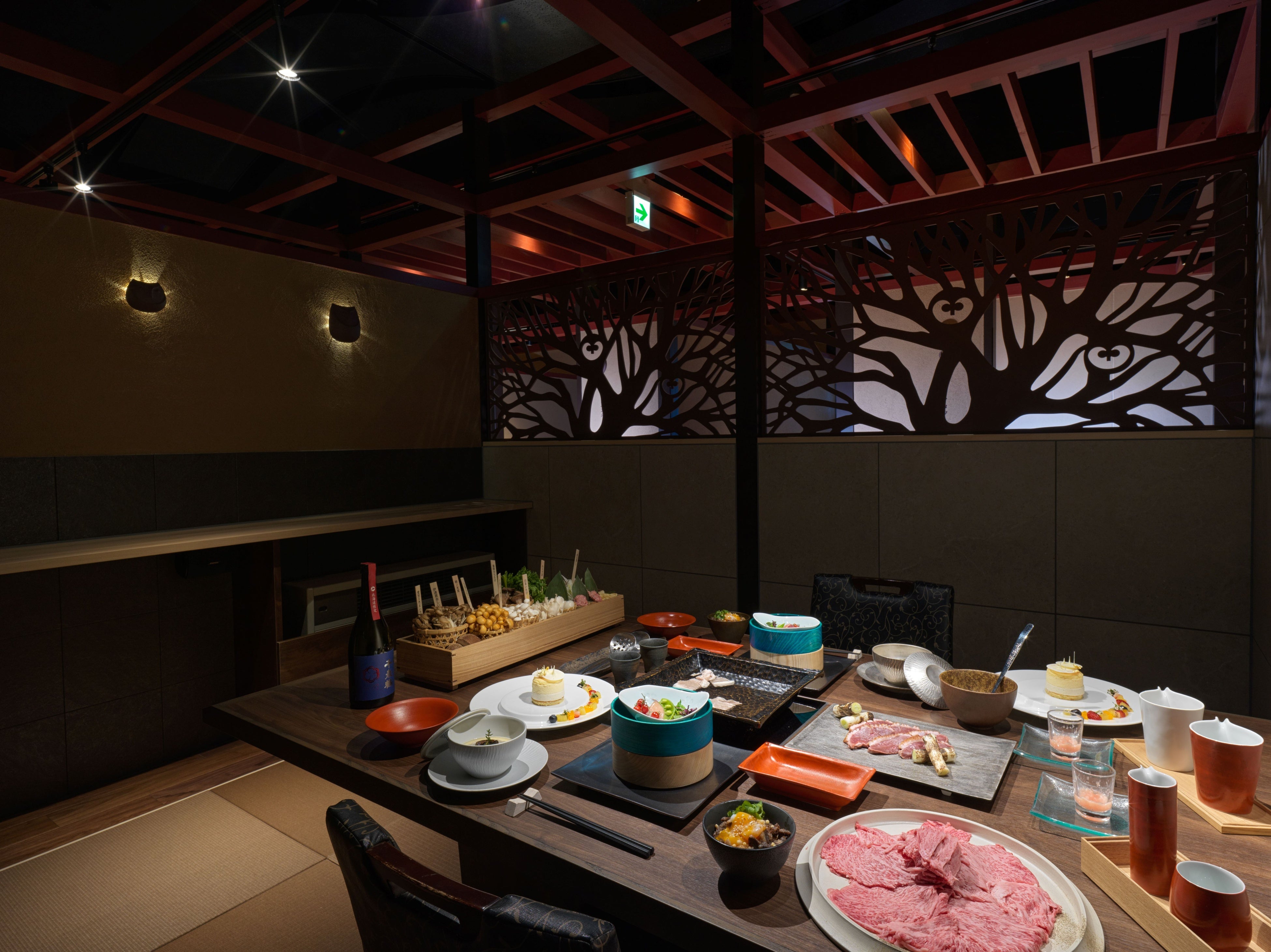 「森の巣穴」半個室　食事シーン