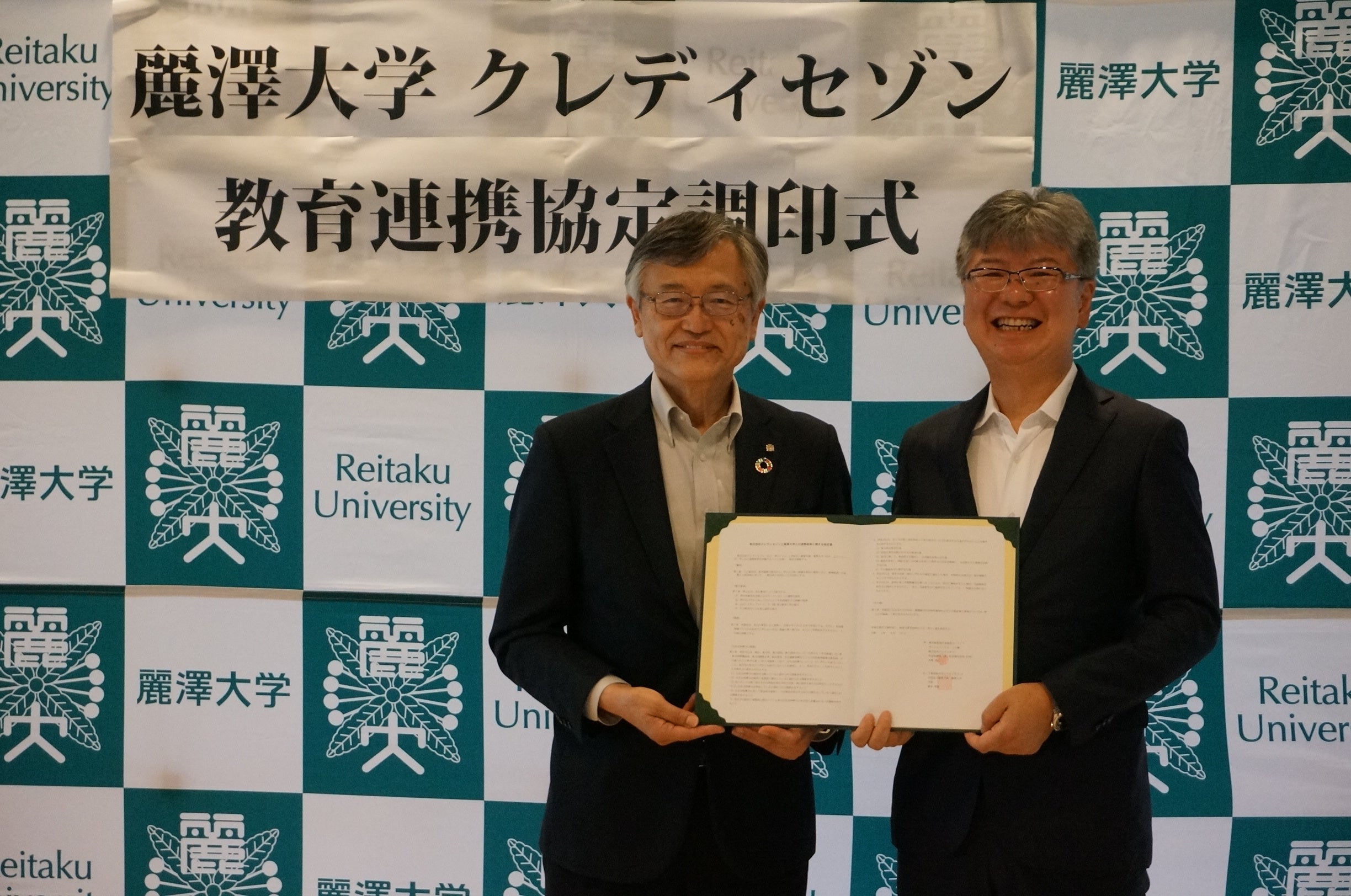 徳永学長（左）と常務執行役員岡本龍成（右）