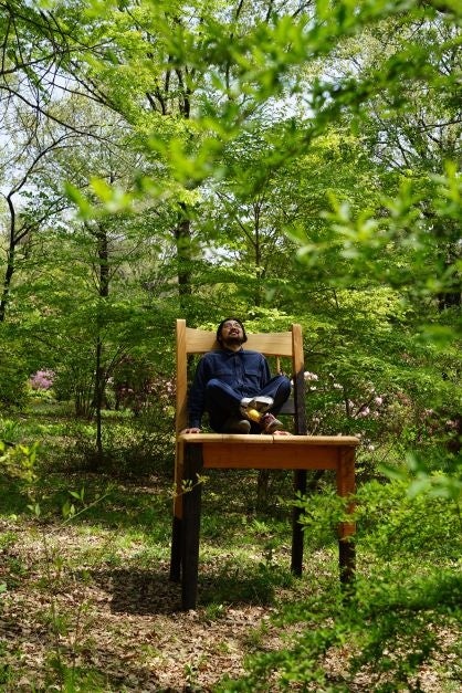 富田学氏とアート作品：森の椅子