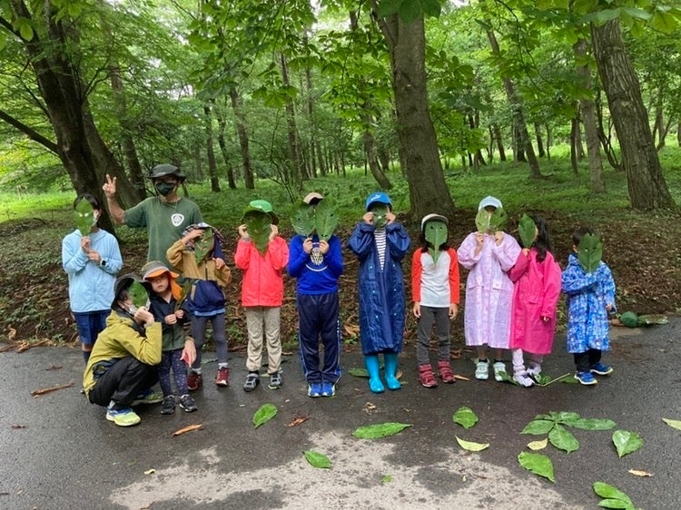 イベントの様子（葉っぱの仮面をつけた子どもたち）