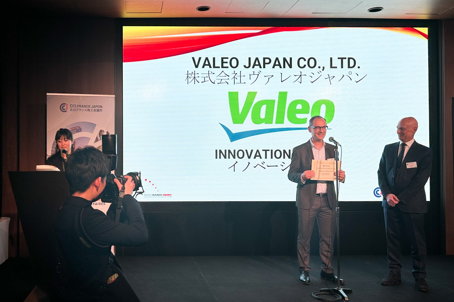 表彰式でのヴァレオ・パワートレイン・リージョナル・セールス・ダイレクターのフィリップ・モレルス