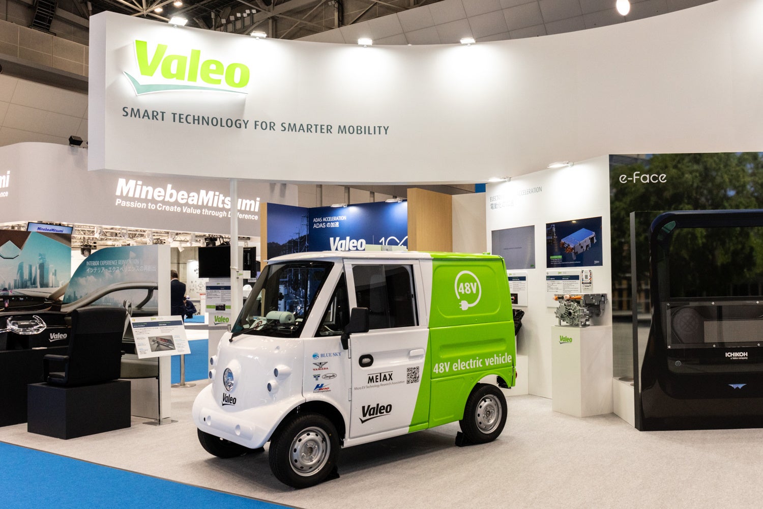 JAPAN MOBILITY SHOWヴァレオブースでのMETAx「クロスケ」