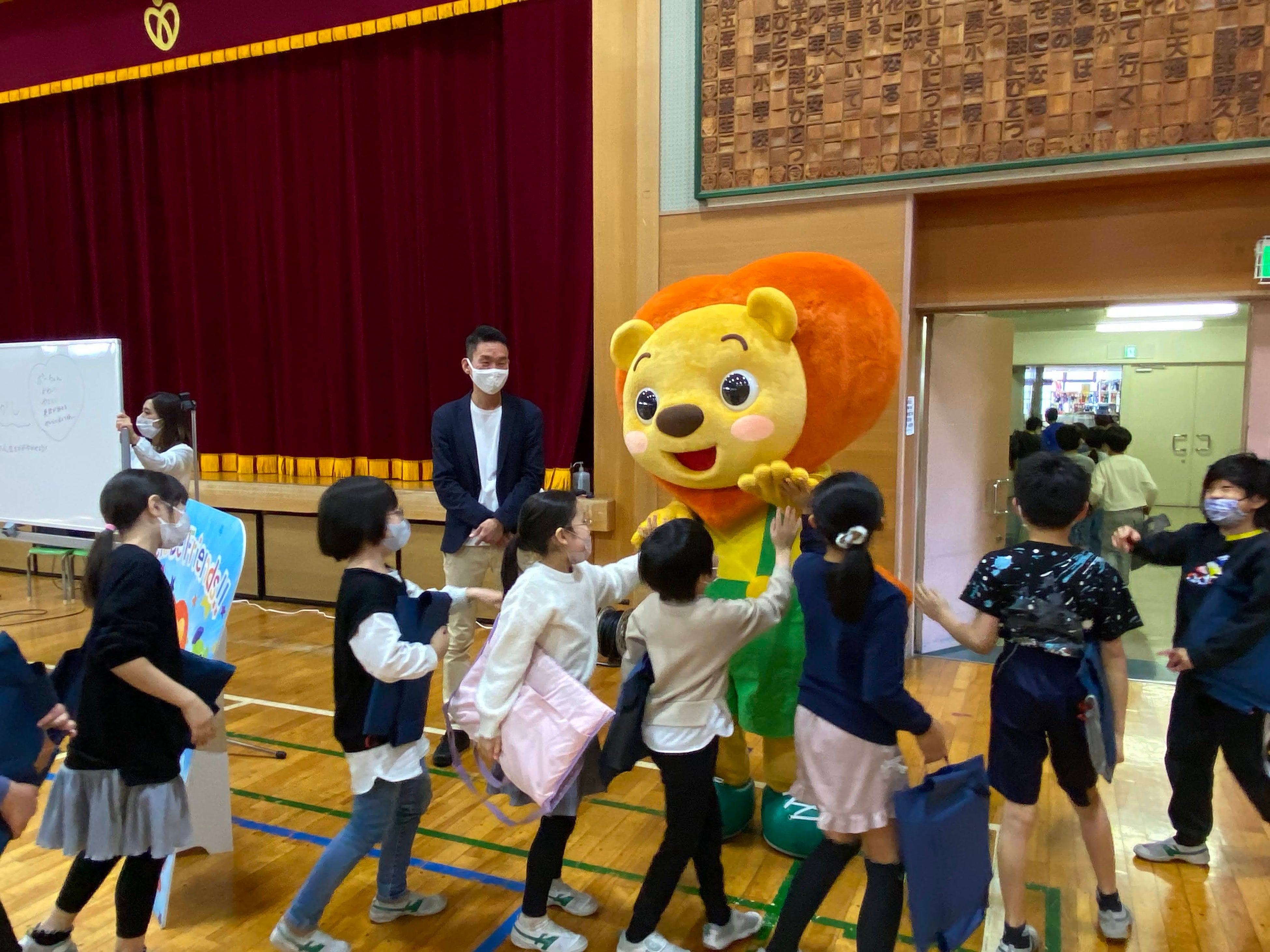 ハローポーとのハイタッチ