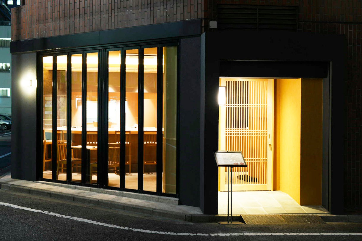 新宿御苑前鮨あじふく外観