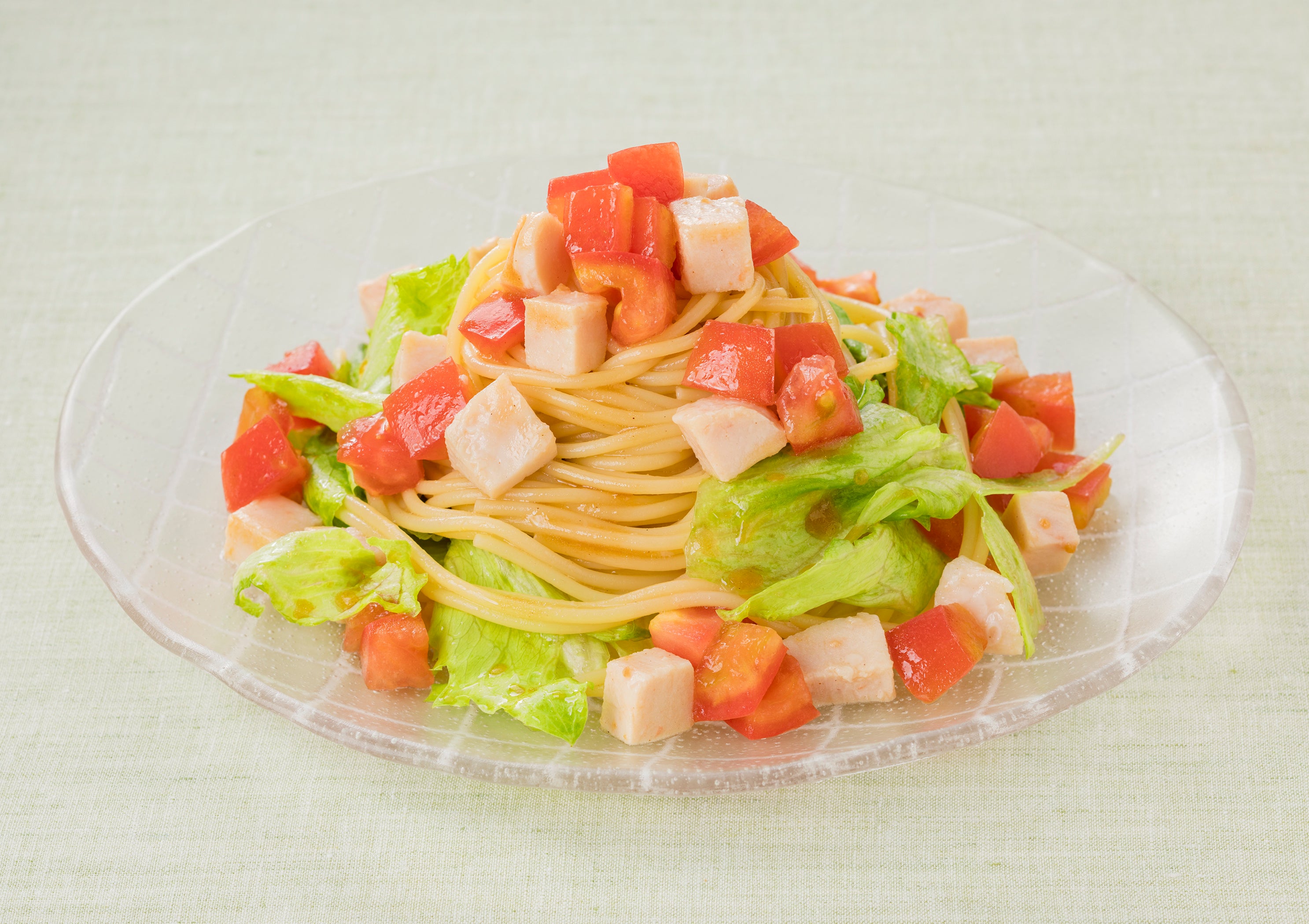 トマトとサラダチキンの冷製パスタ