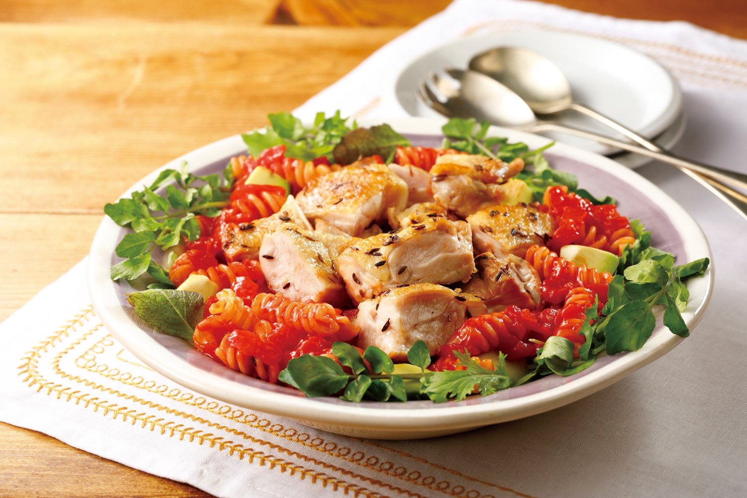 グリルチキンとクレソンのトマトパスタサラダ