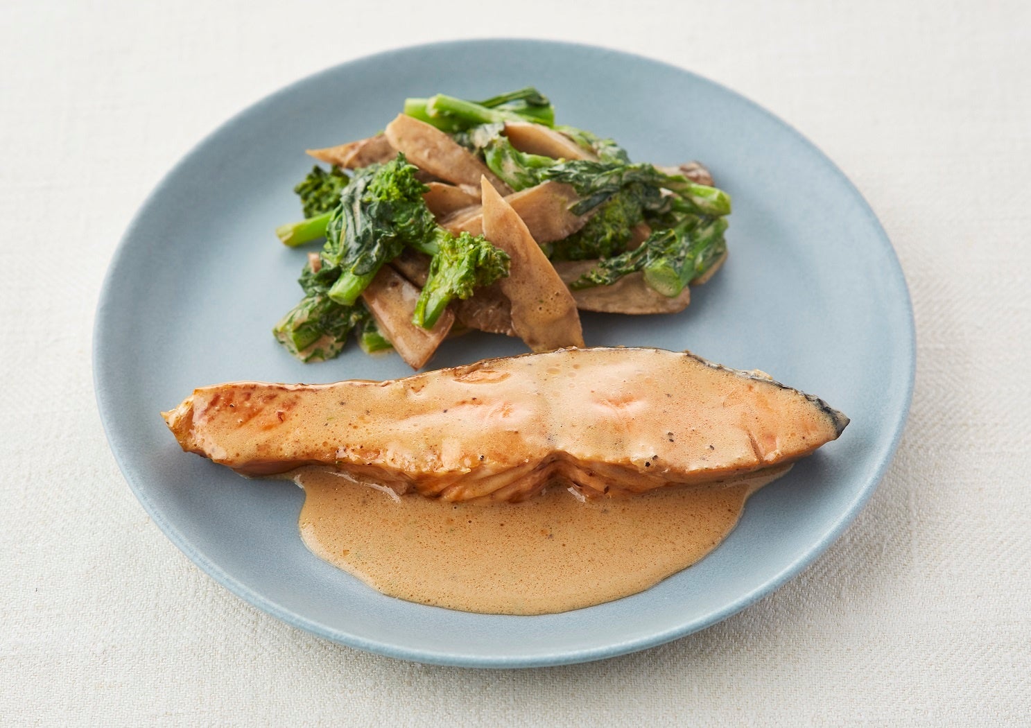 鮭と新ごぼう、菜の花の蒸し焼き （醤油マヨソース使用）