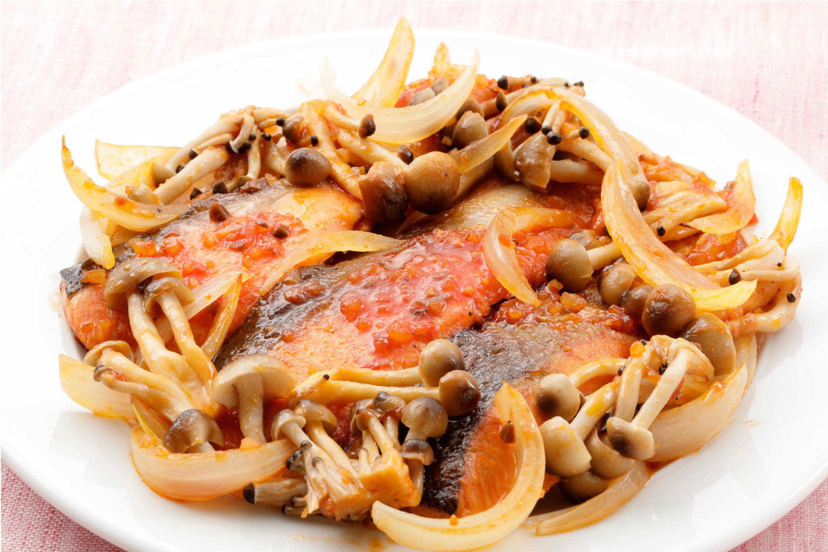 鮭とぶなしめじの蒸し焼き （トマトのソース使用）