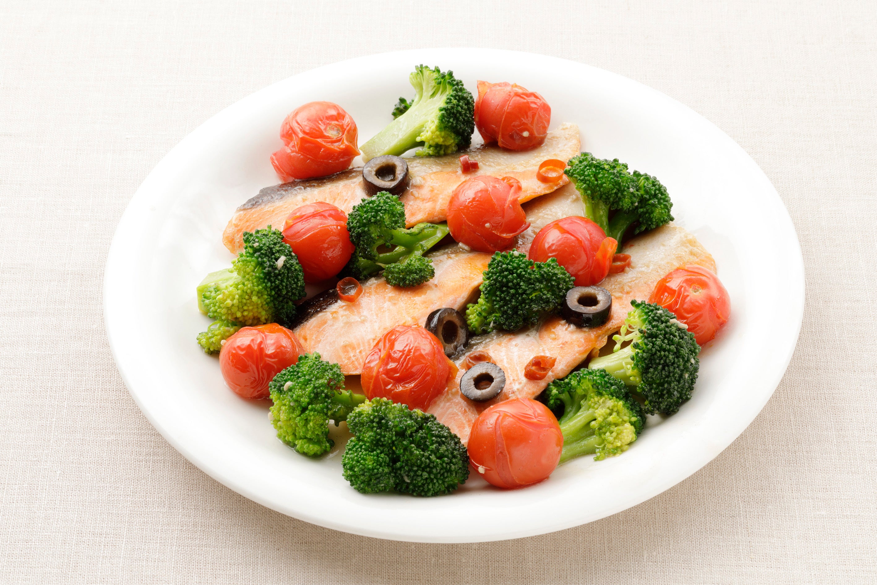 鮭とブロッコリーの蒸し焼き （ガーリックソース使用）