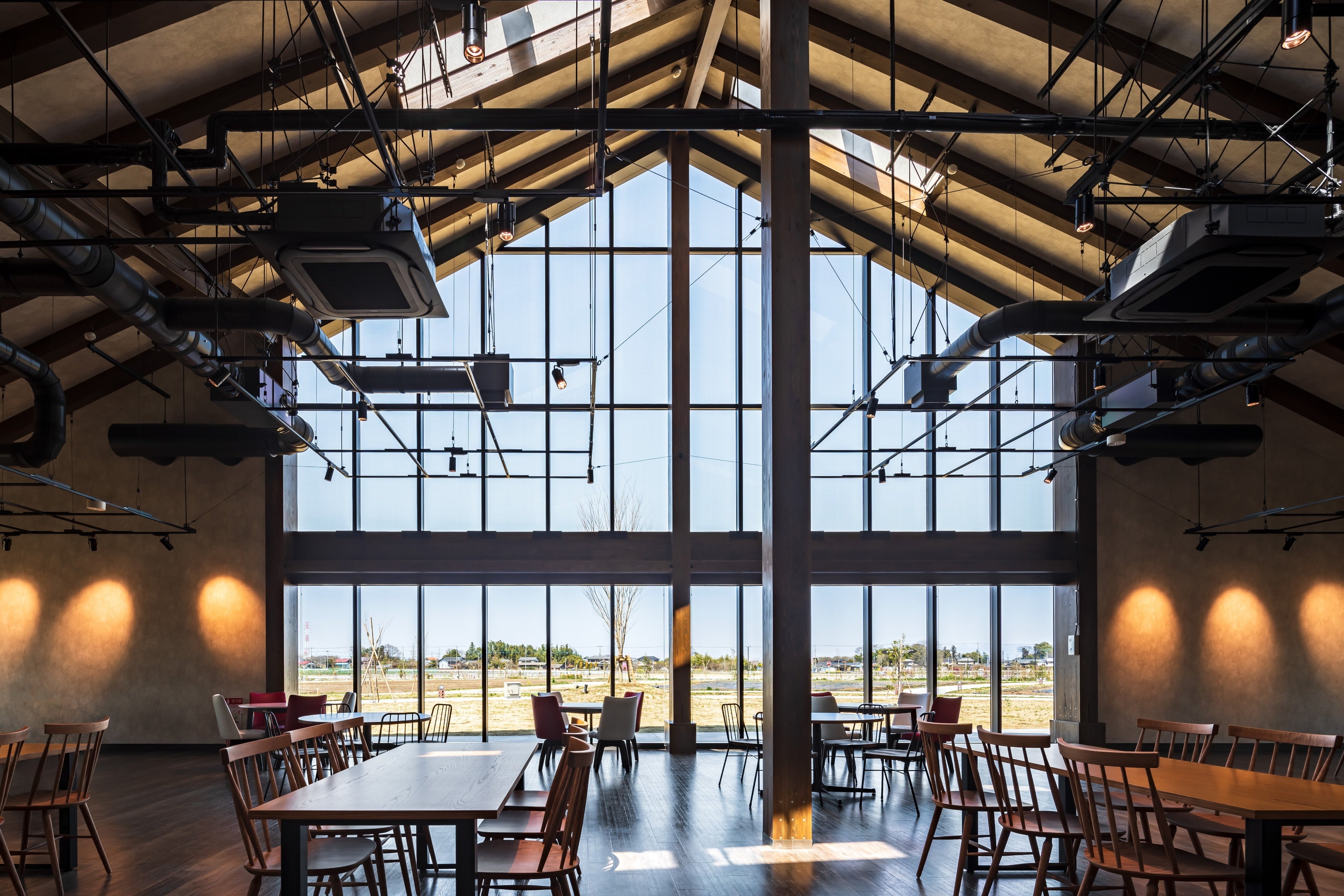 ②農園を一望できるレストラン内観©三井笑奈（川澄・小林研二写真事務所）