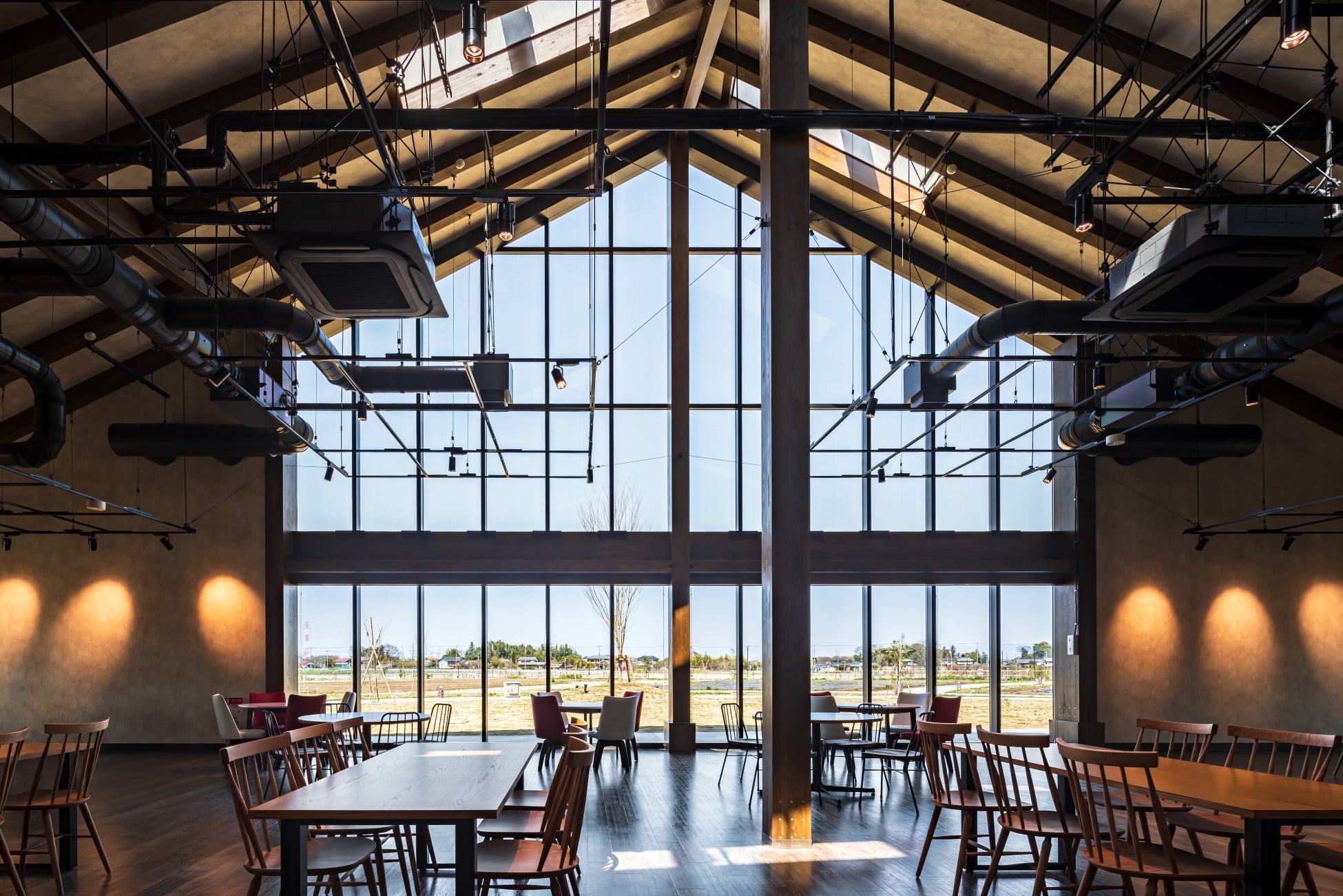 ②農園を一望できるレストラン内観©三井笑奈(川澄・小林研二写真事務所)