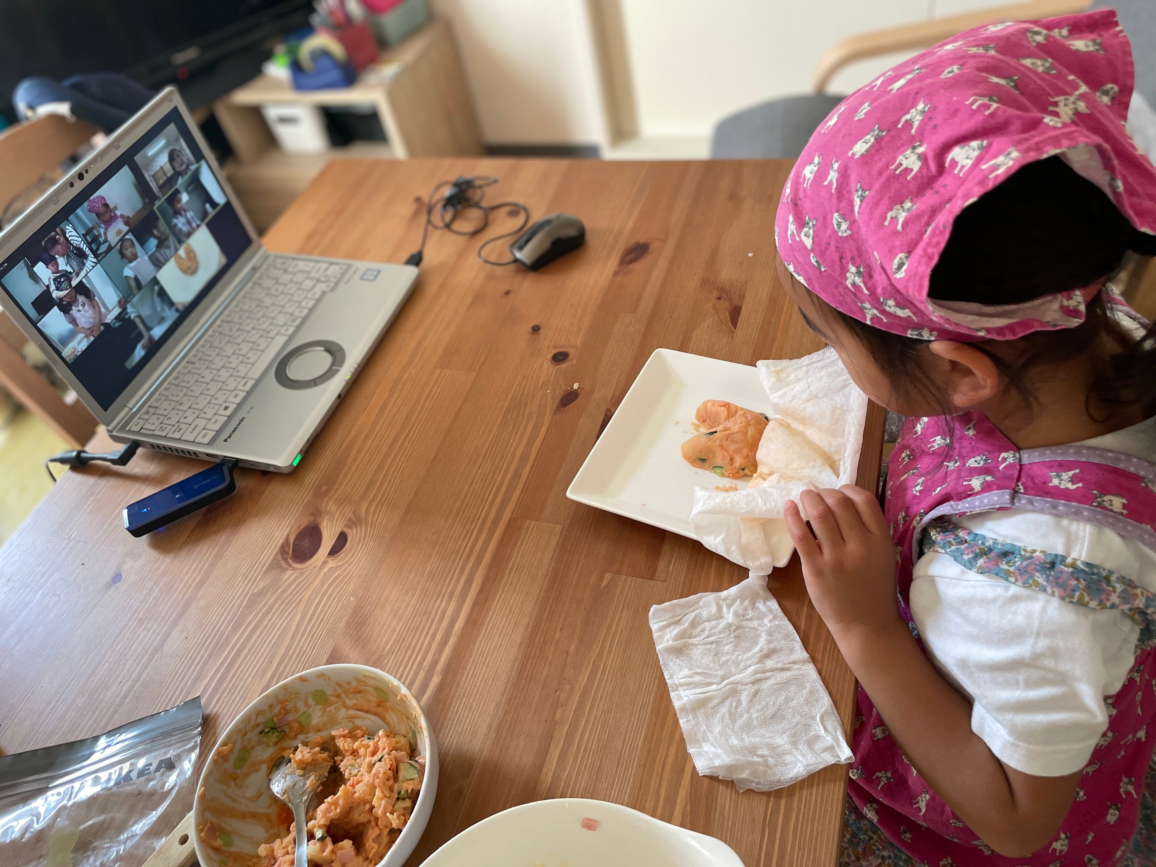 パソコン画面を見ながら調理する子どもたちの様子