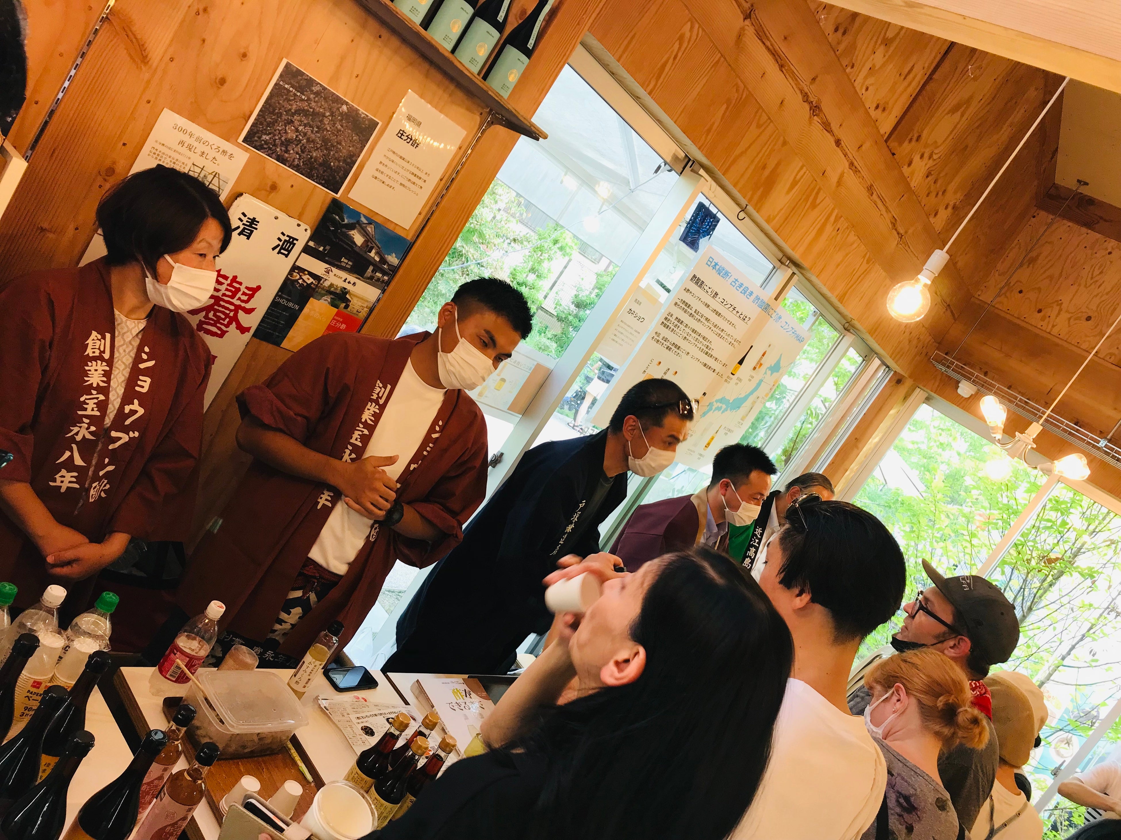 各社こだわりの発酵食品の香りを楽しみながら､会話を弾ませる来場者の皆さん①