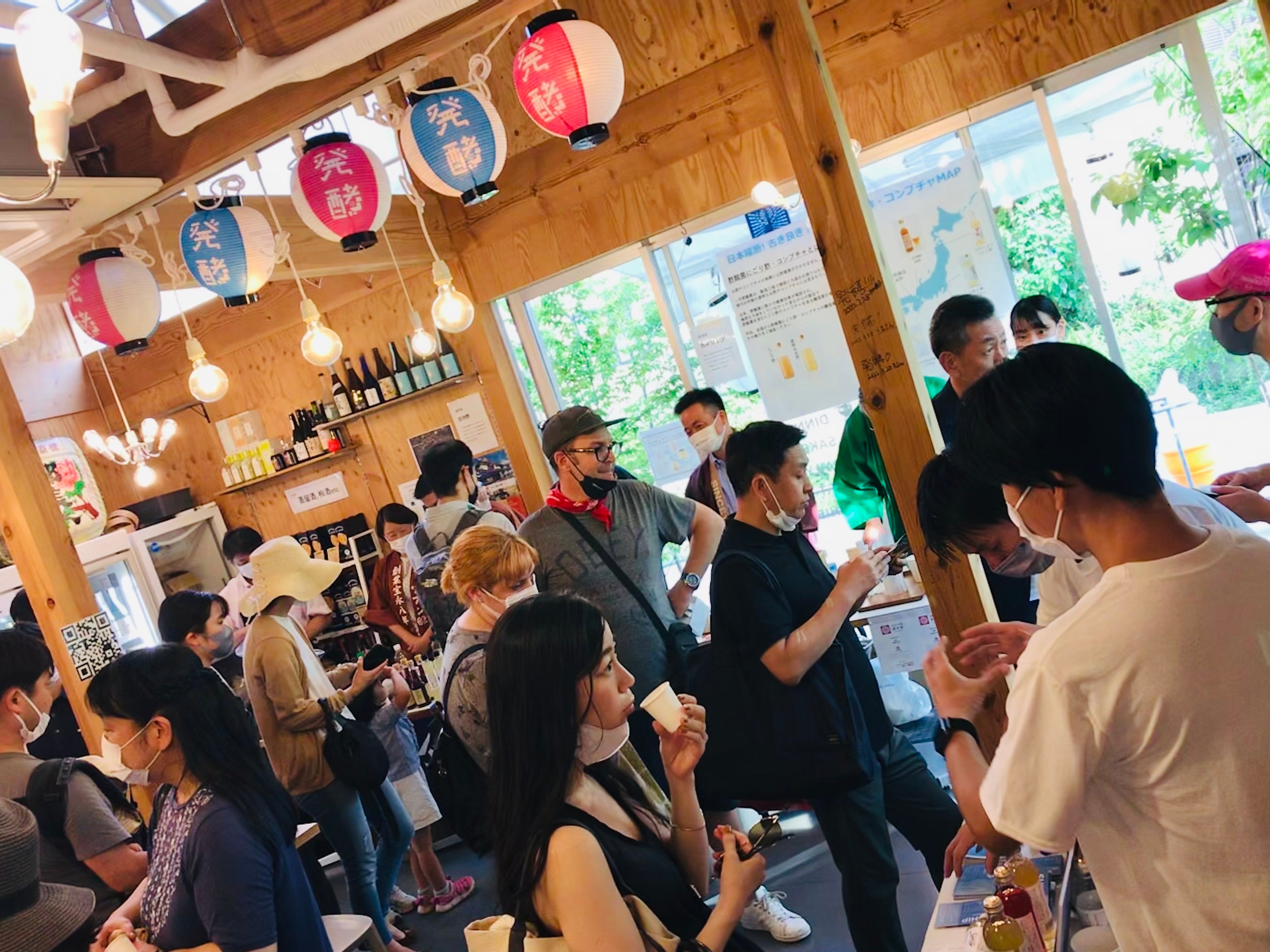 各社こだわりの発酵食品の香りを楽しみながら､会話を弾ませる来場者の皆さん②