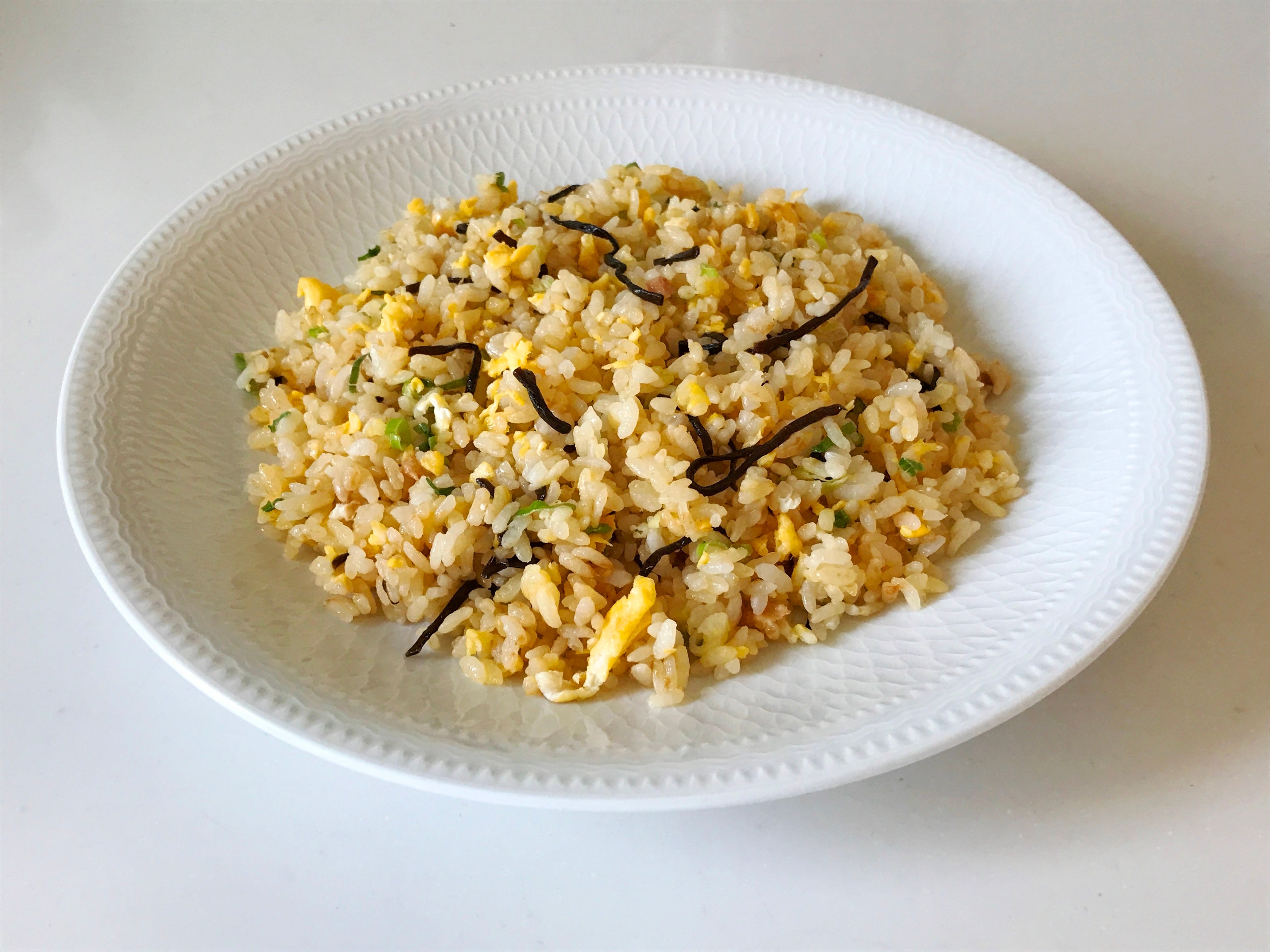 ツナマヨ×塩昆布チャーハン：マヨの効果でごはんの粒がパラパラに！