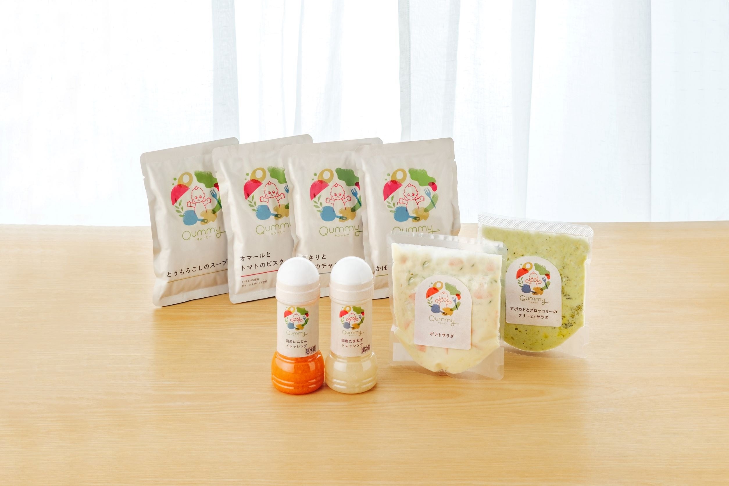  『Qummy®』オリジナル商品  （奥：スープ、手前中央：ドレッシング、右：惣菜サラダ）