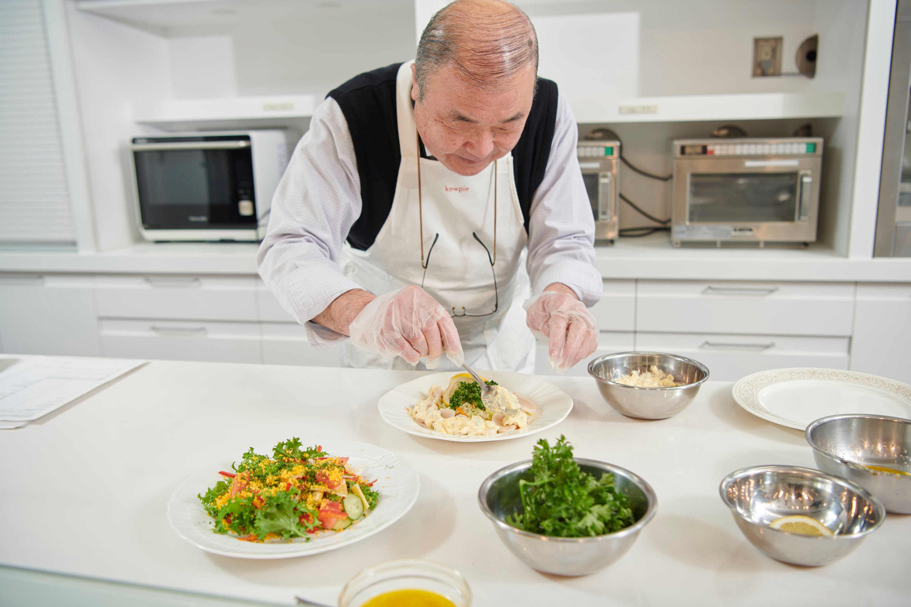 ソースを開発したシェフの試作風景