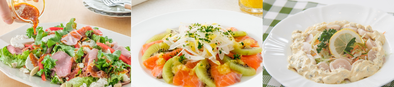 左：ローストビーフとカリフラワーのデリサラダ　中：サーモンとキウイフルーツのデリサラダ　右：ほたてのサラダ仕立て