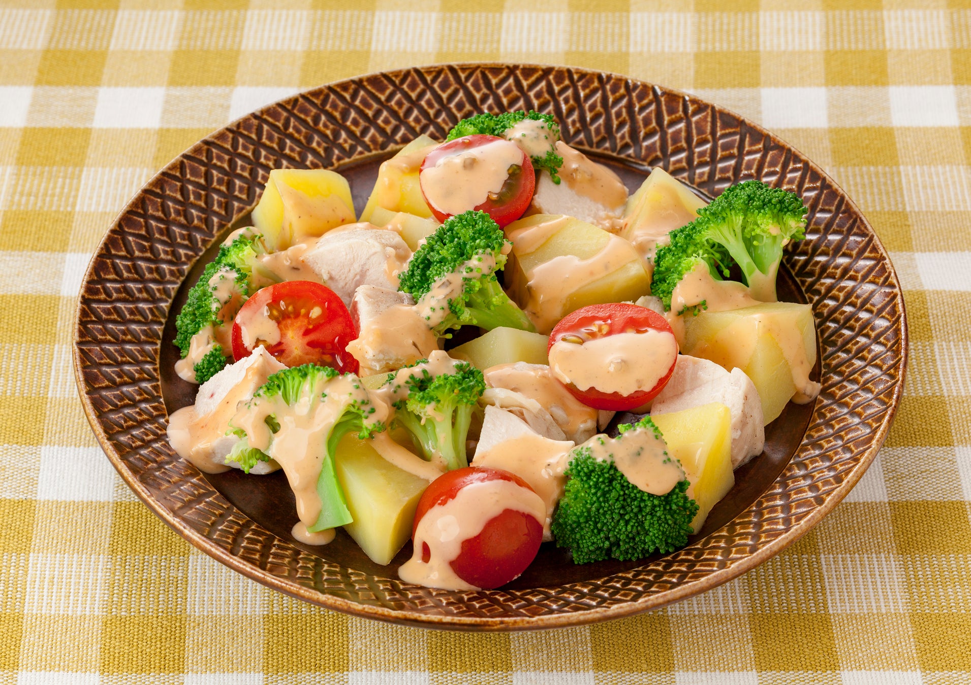 「キユーピー 1000アイランドドレッシング」を使ったメニュー「鶏肉とブロッコリーのサラダ」