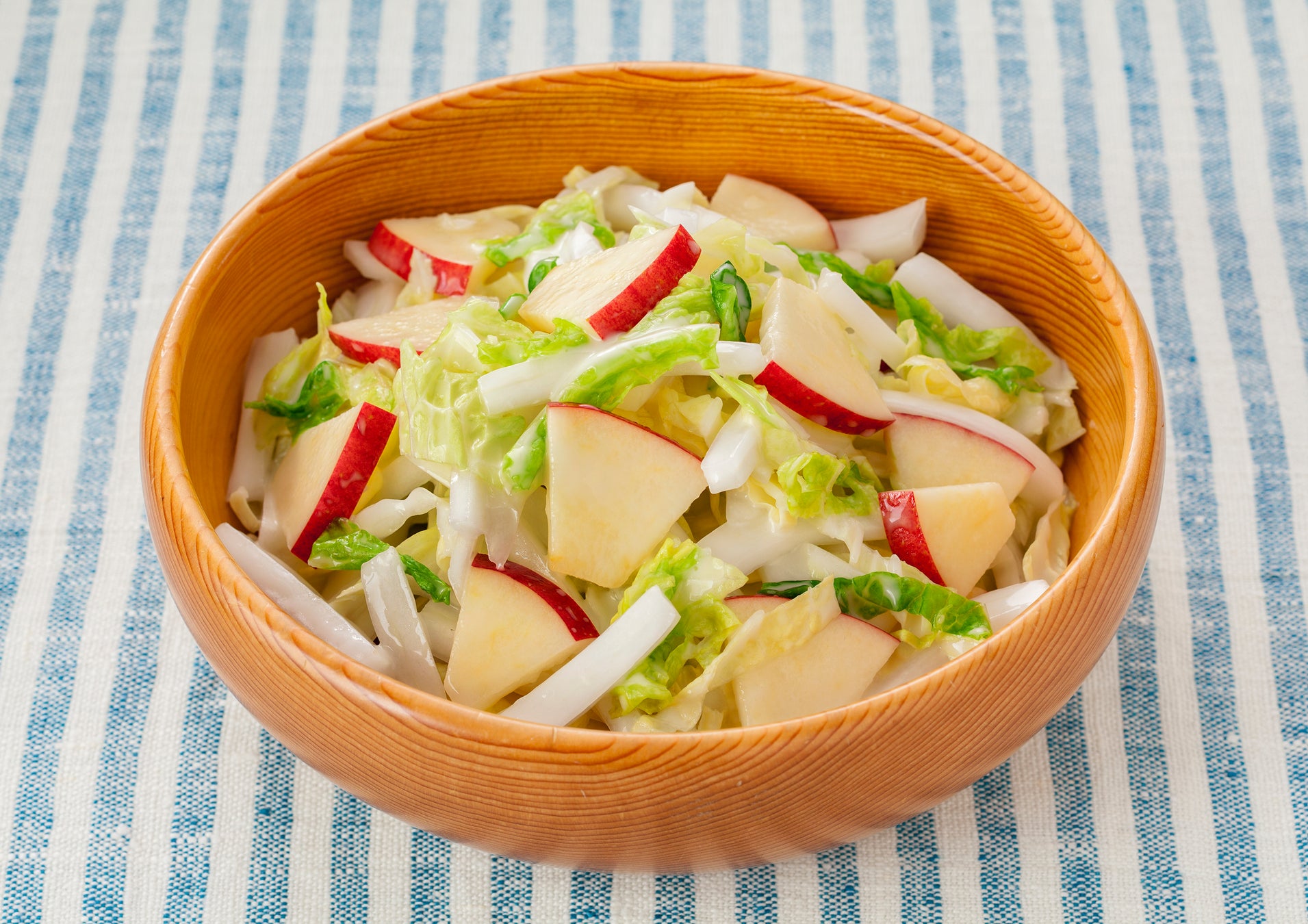 「キユーピー コールスロードレッシング」を使ったメニュー。りんご入りが懐かしい「白菜とりんごのコールスロー風サラダ」