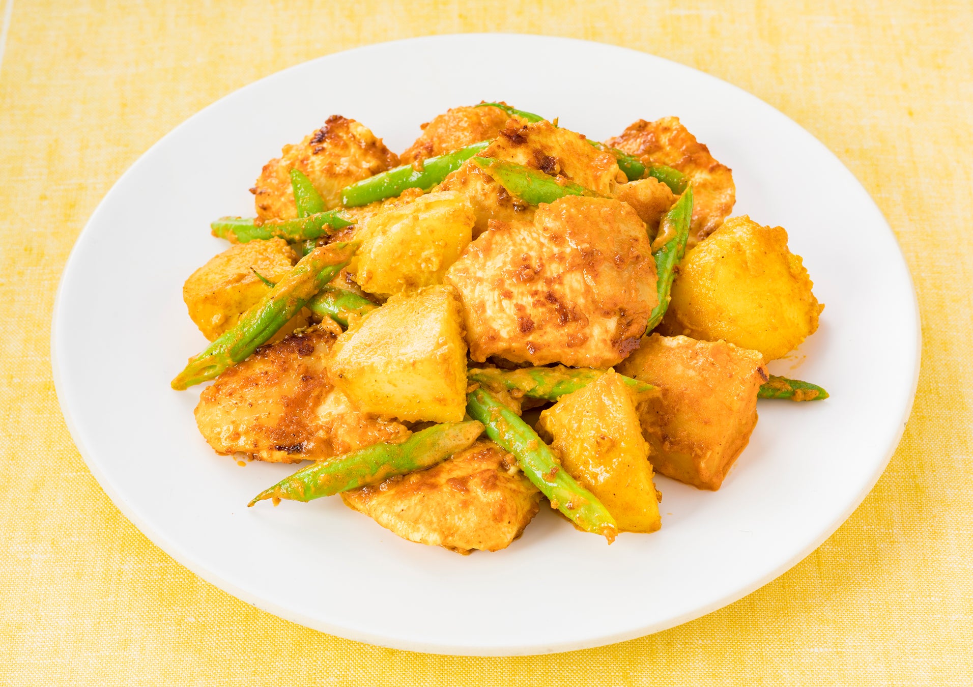 【主菜】じゃがいもと鶏むね肉のタンドリー風マヨソテー 食塩相当量 0.7g(1人前)