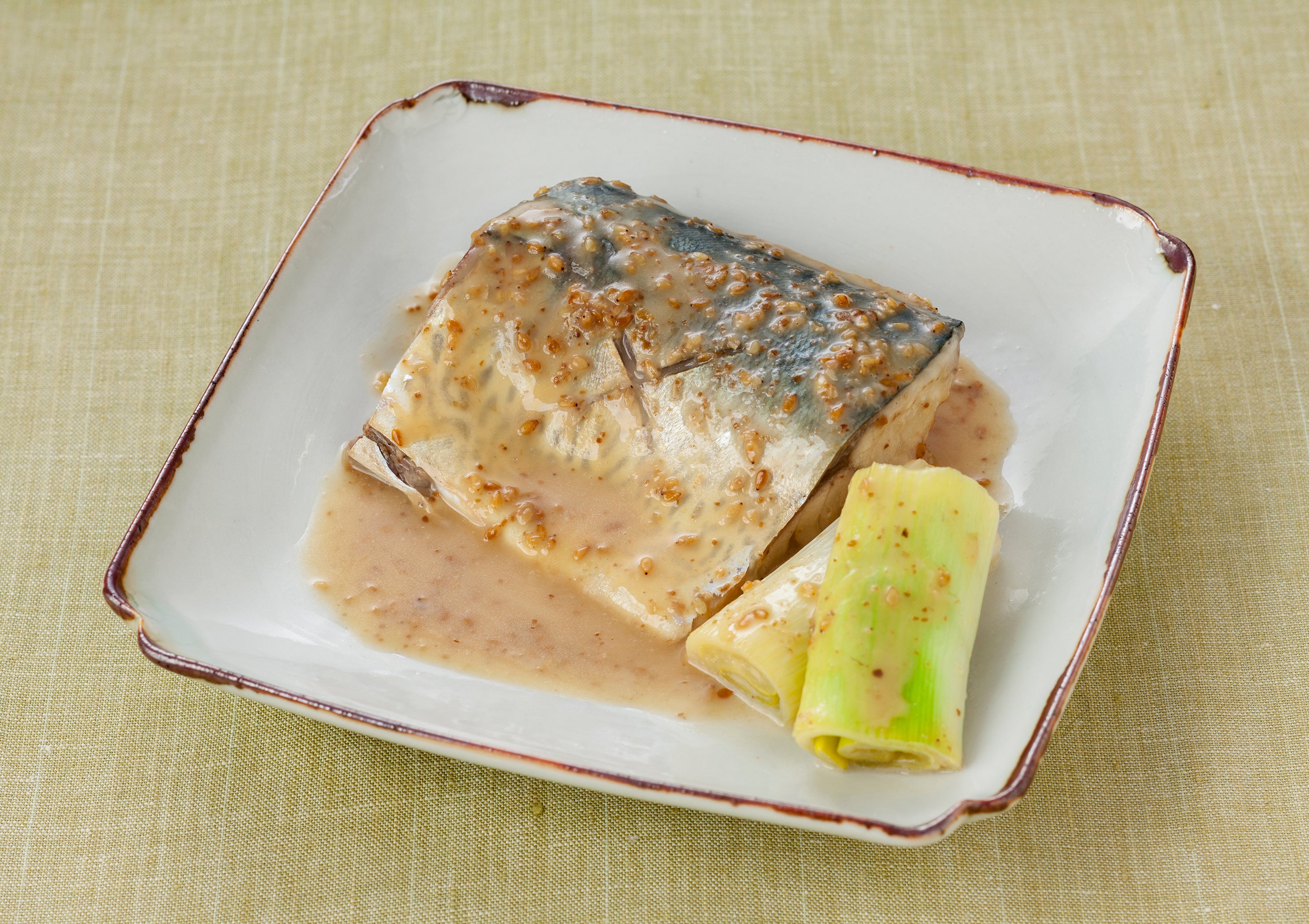 【主菜】ドレッシングで！さばの深煎りごま煮 　食塩相当量 1.0g(1人前)