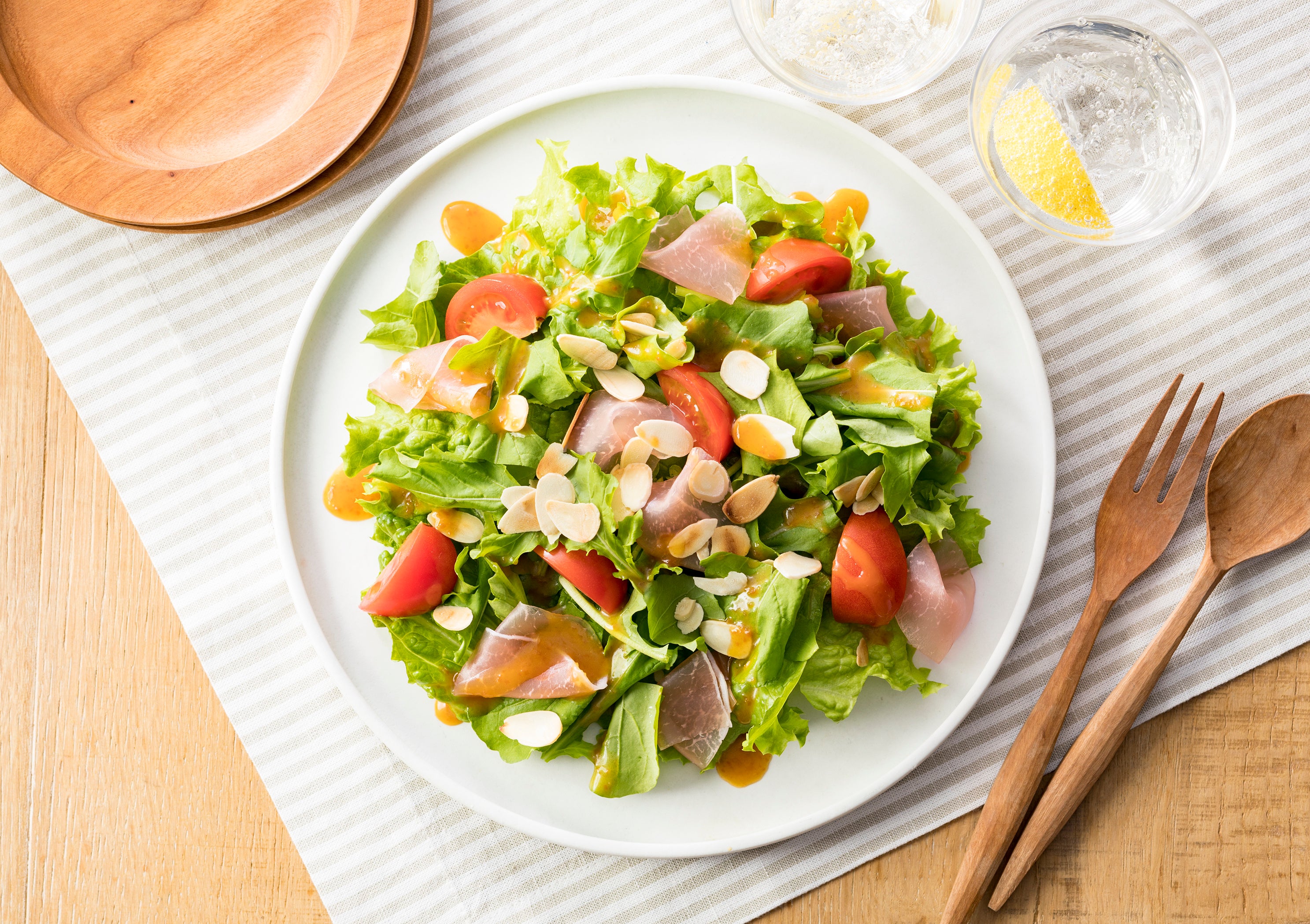 メニュー例：ミディトマトとルッコラのサラダ（味わうにんじんドレッシング使用）