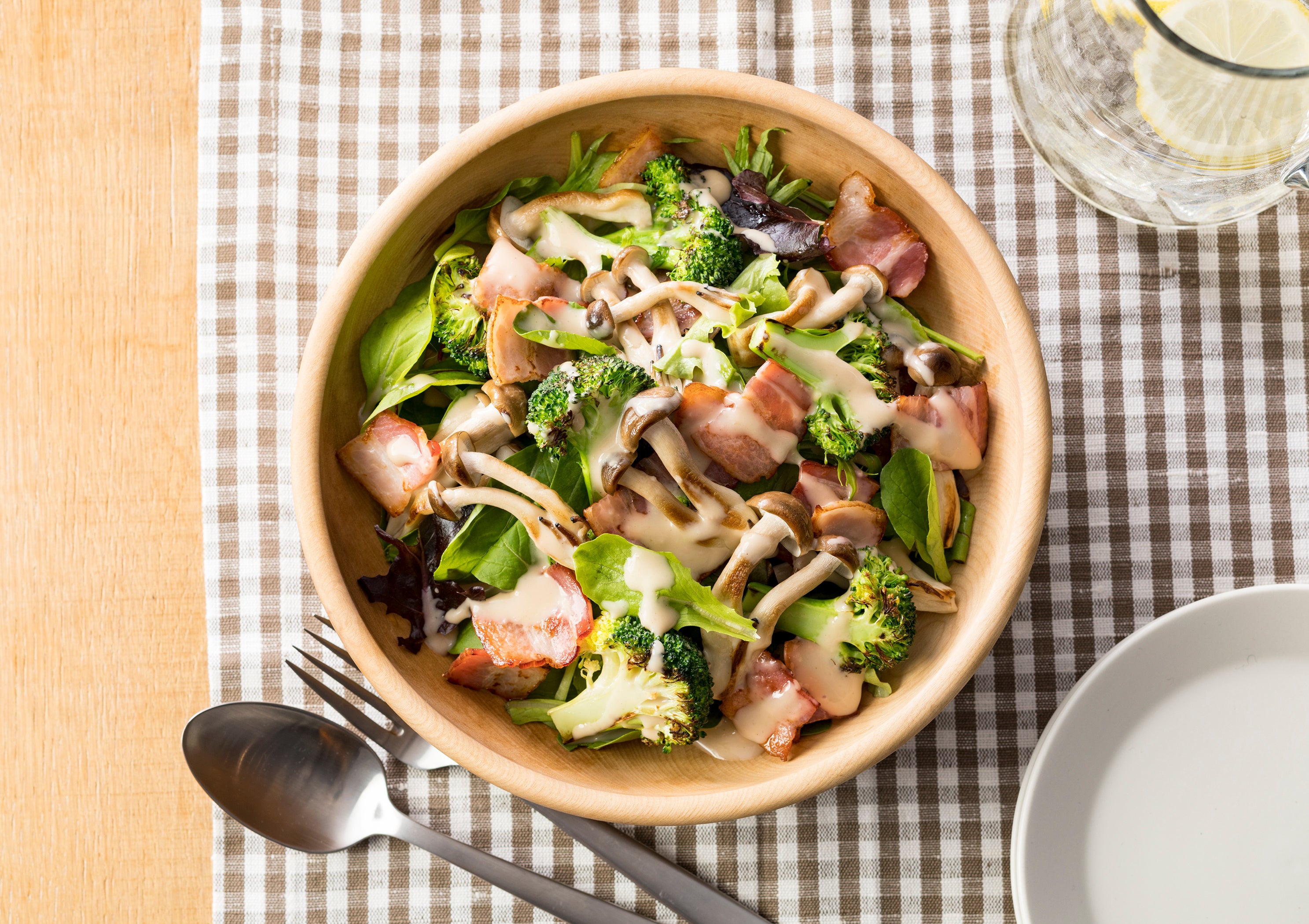 メニュー例：焼きブロッコリーときのこのサラダ（味わうたまねぎドレッシング使用）