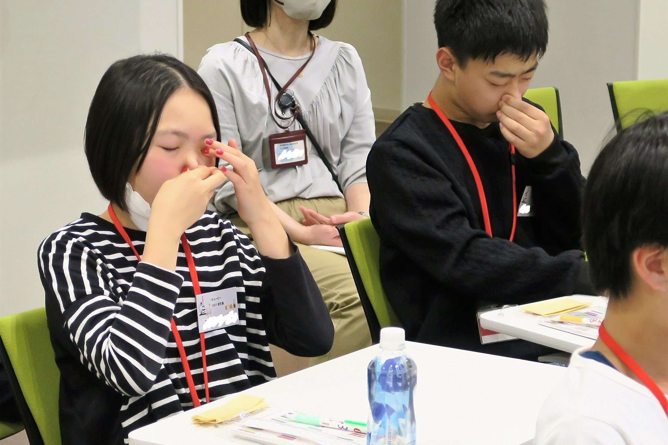 座談会後に行った鼻をつまんだ味当てクイズの様子