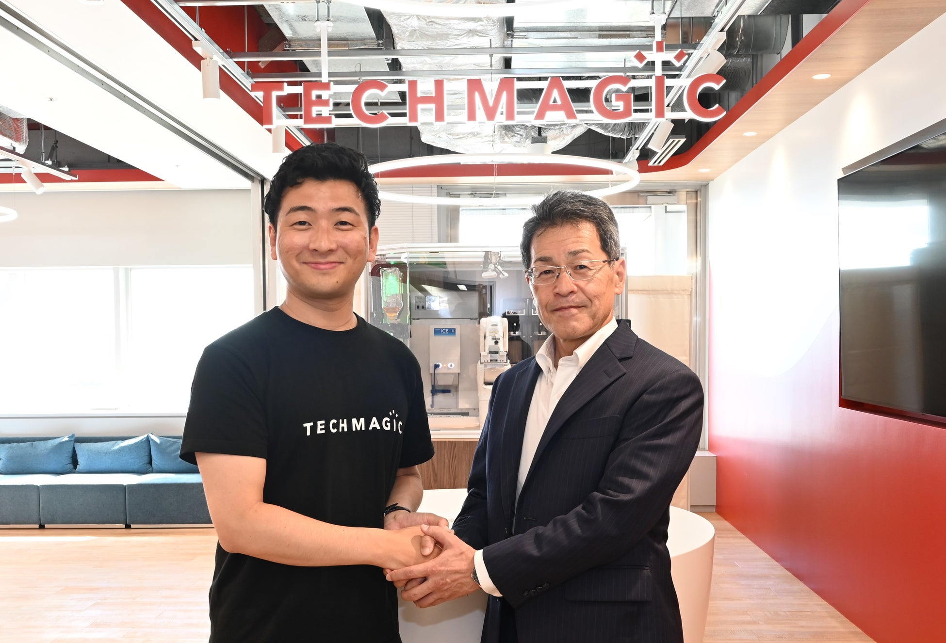 ㊧TechMagic株式会社 代表取締役社長 白木 裕士 ㊨キユーピー株式会社 取締役 常務執行役員 渡邊 龍太